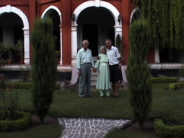 Nikhil Chopra
<br><em>Raghunath Villa II</em>, 2003, Video
<br>Duration: 00:58
<br>Courtesy of the artist